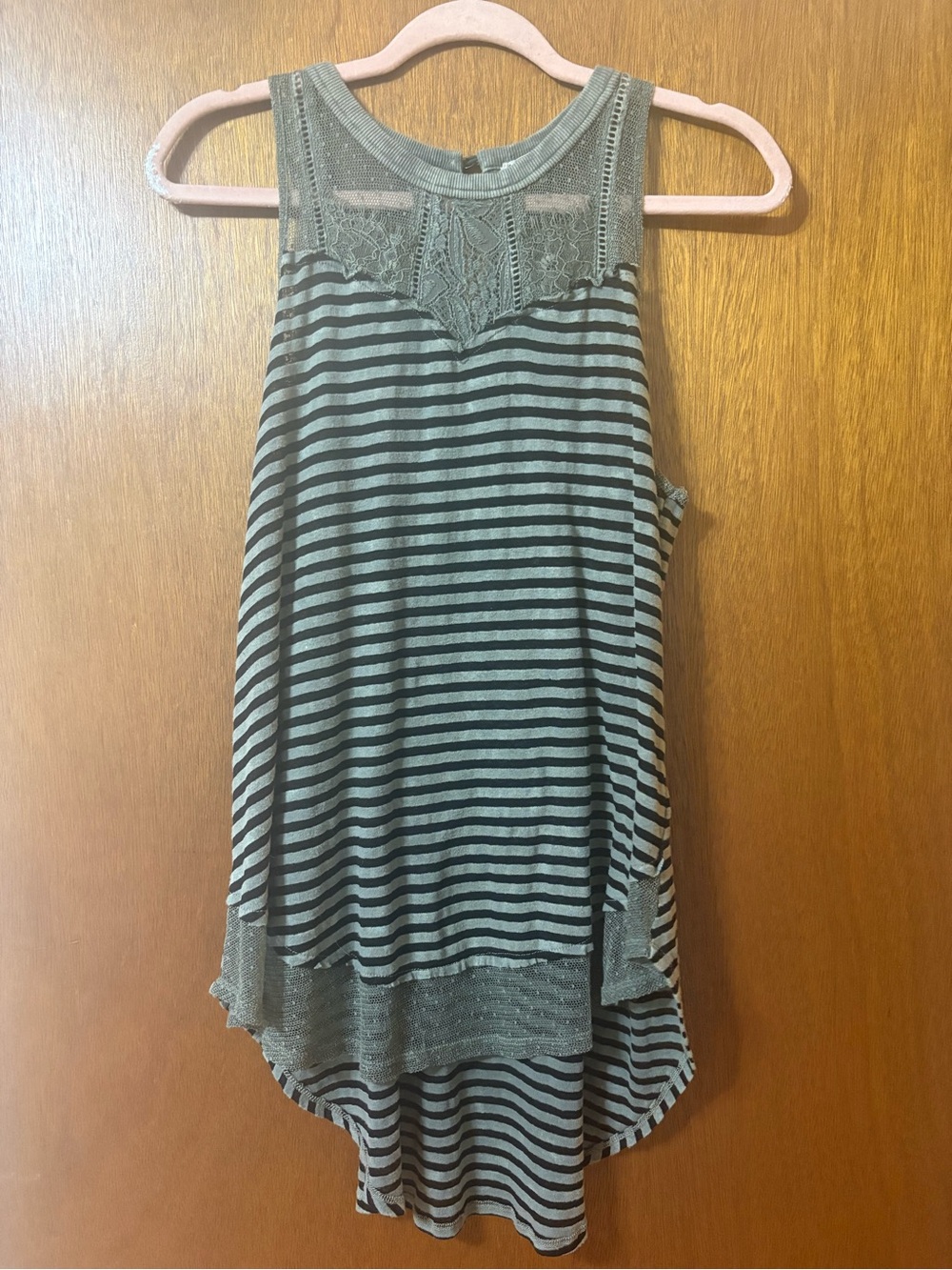 Gimmicks Striped Lace sleeveless top! Size medium!